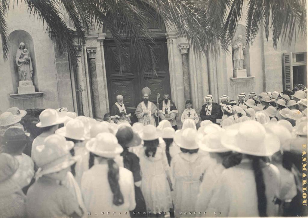 COMMUNIONS ORAN SOEURS TRINITAIRES DE SAINT LOUIS FILLES 19XX N03 MONSEIGNEUR POLAR ET L EVEQUE D ORAN.JPG